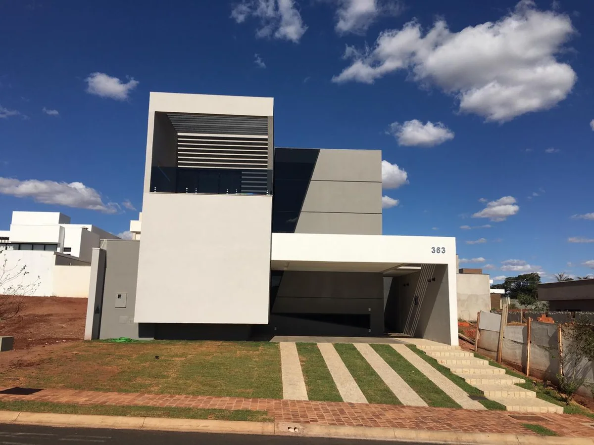 Casa contemporânea com acesso pavimentado