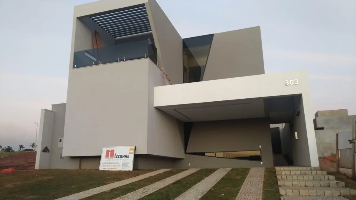 Casa com volumes em destaque