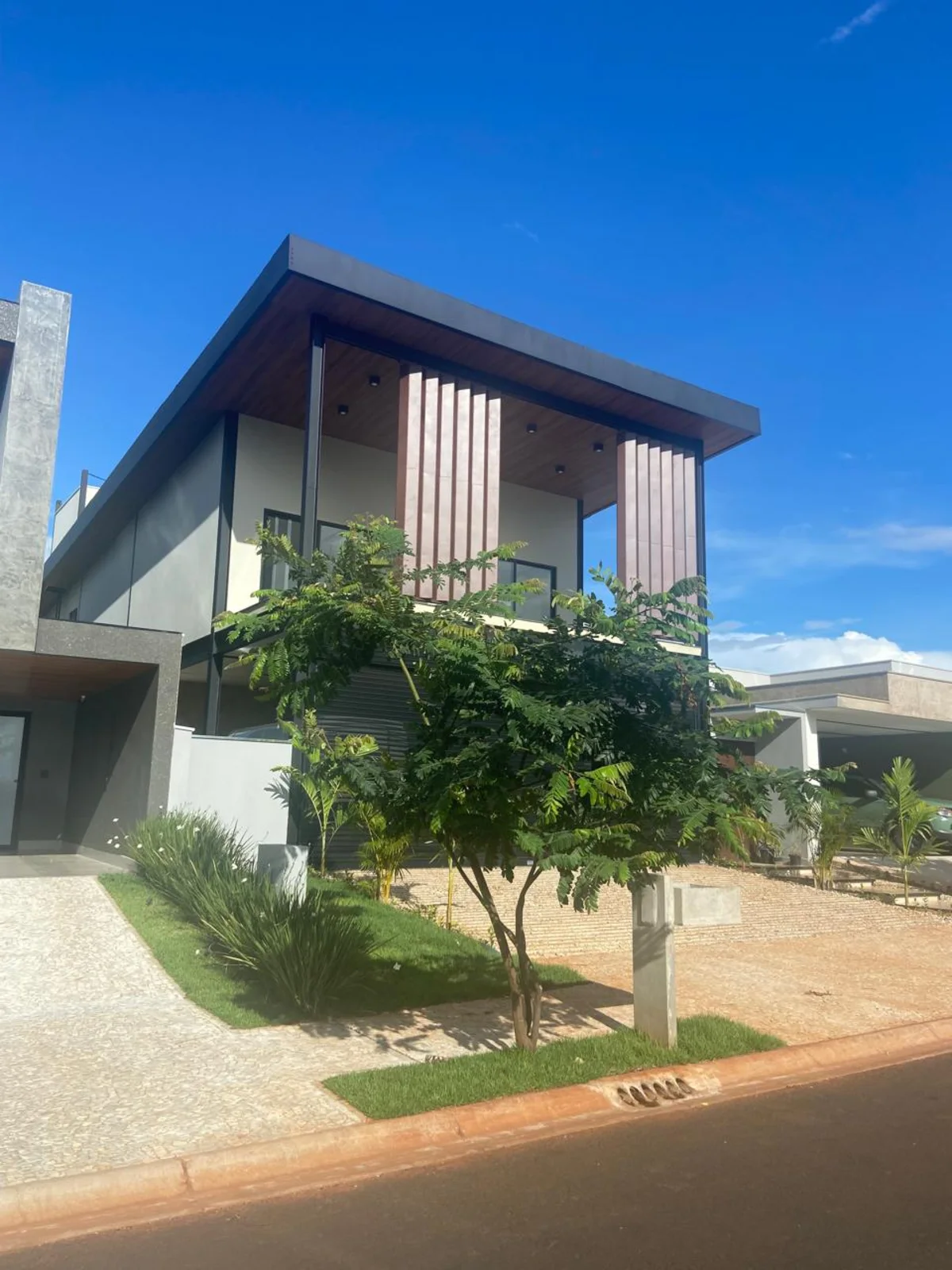 Fachada residencial com paisagismo