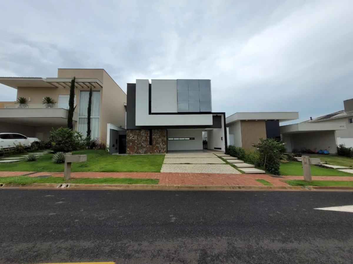 Fachada de casa ao entardecer
