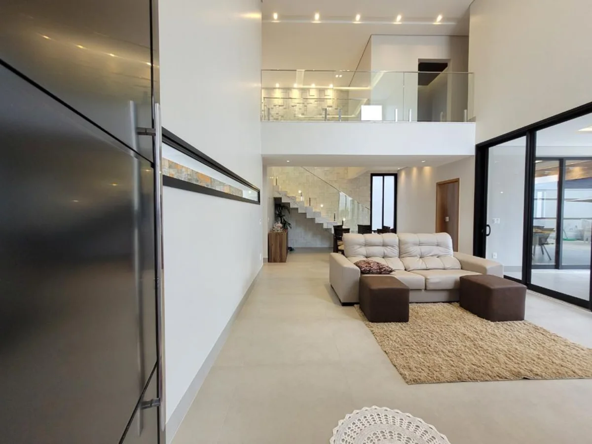 Sala ampla com pé direito alto