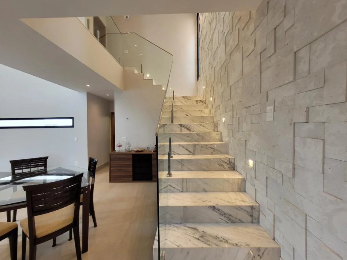 Interior com escada e parede em pedra